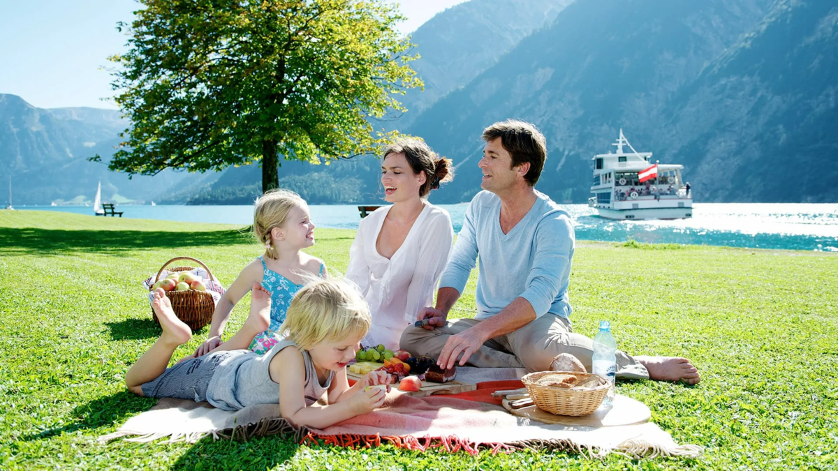 Семья на пикнике. Путешествие с семьей. Семейный пикник на природе. Пикник с семьей на природе.