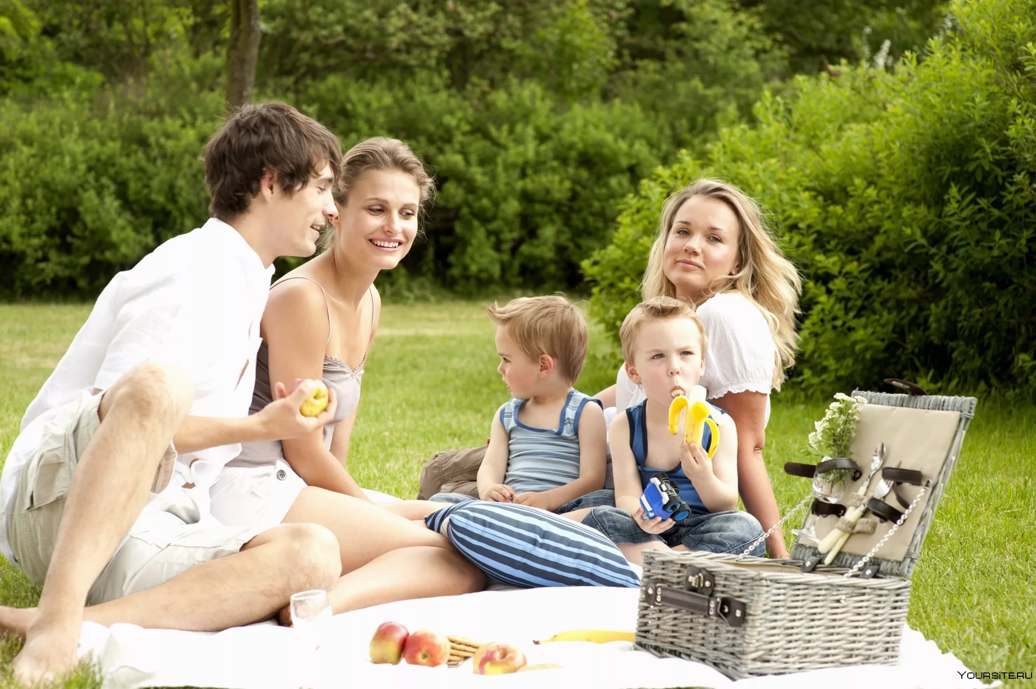 Распорядиться семейный. Семья на пикнике. Пикник с семьей на природе. Времяпровождение с семьей. Люди отдыхают на природе.