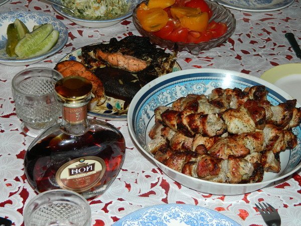 Стол с шашлыком и закуской