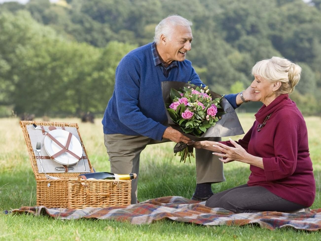 Старики молодые душой. Пожилые люди на природе. Счастливые пожилые люди. Счастливые пожилые пары. Счастливые пенсионеры.