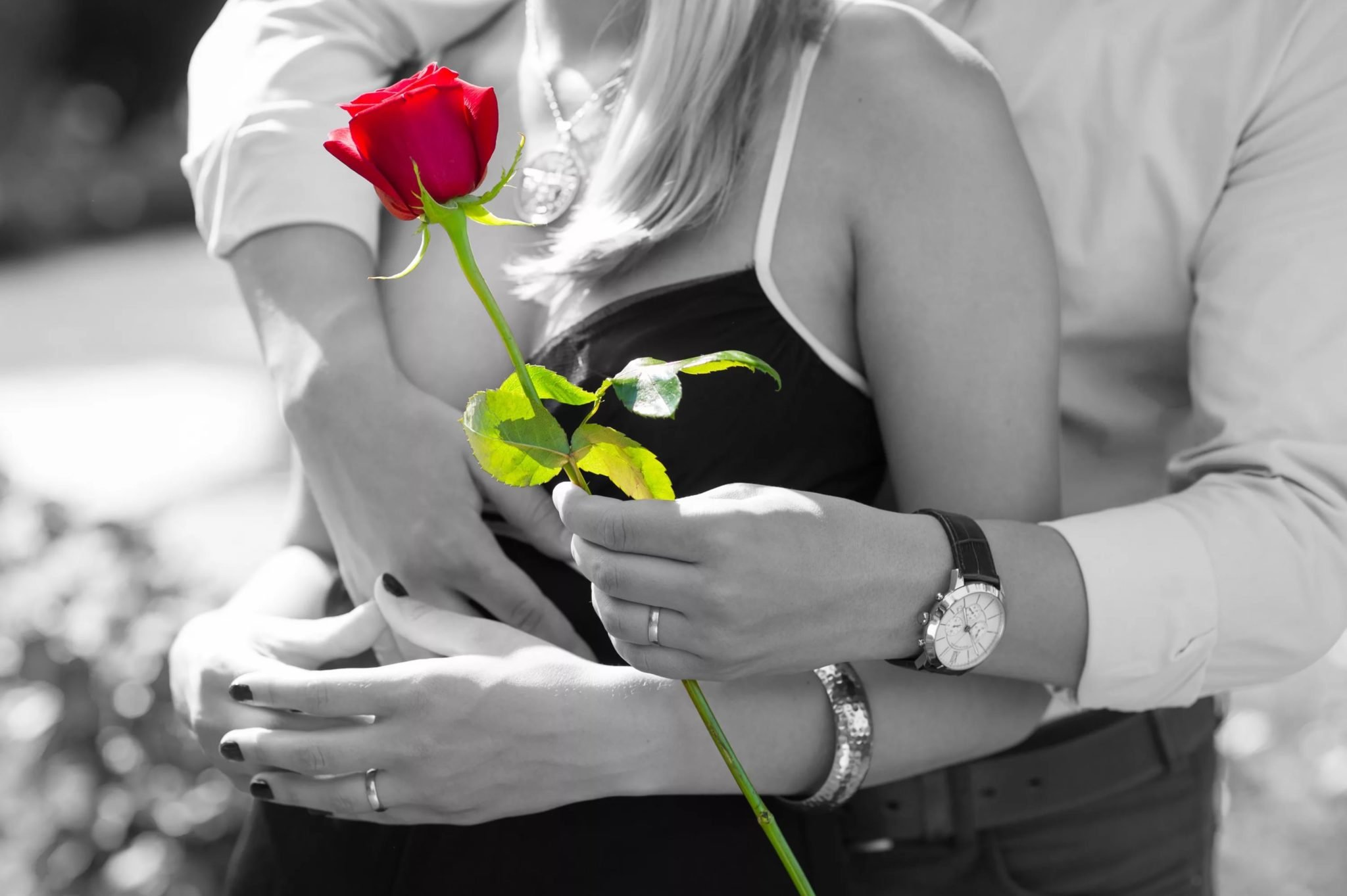 Любовь дарит мужчинам. Парень дарит розы девушке. Цветы для влюбленных. Девушка с цветком. Парень с цветами.