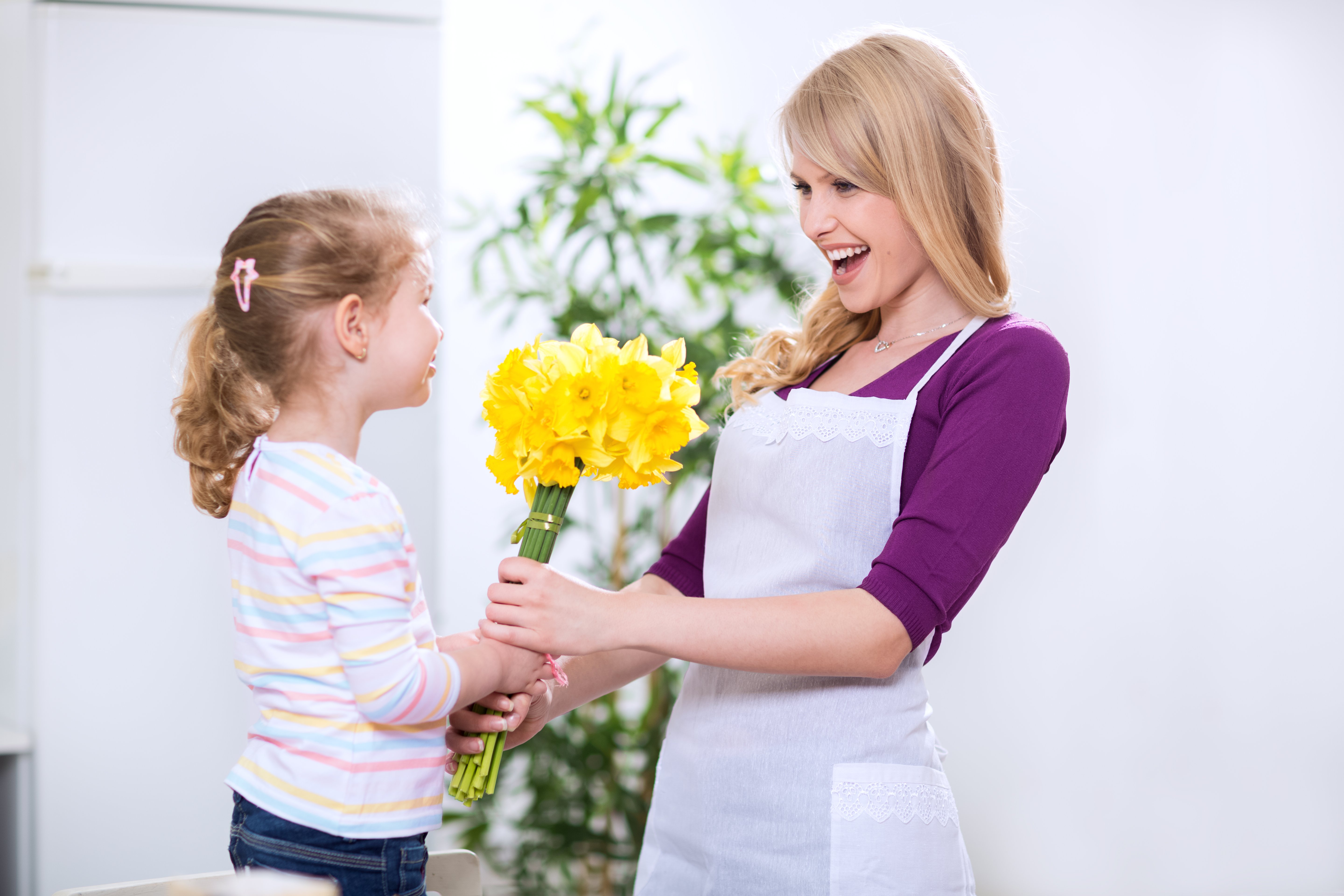 Мама подарила квартиру дочери. Маме дарят цветы. Ребенок дарит цветы маме. Мальчик дарит цветы маме. Дочь дарит цветы матери.