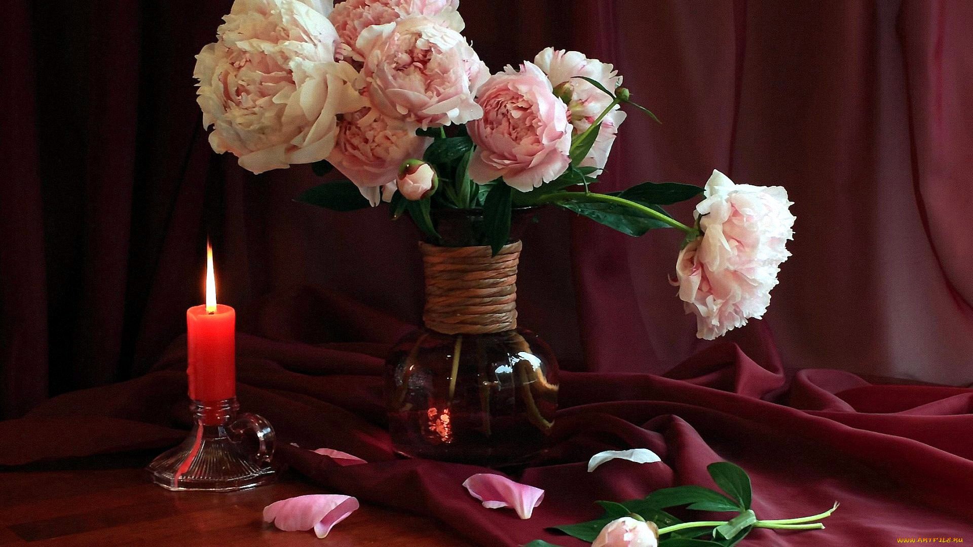 Розы букет вечер. Вечерние цветы. Цветы и свечи. Натюрморт с пионами. Цветы вечер.