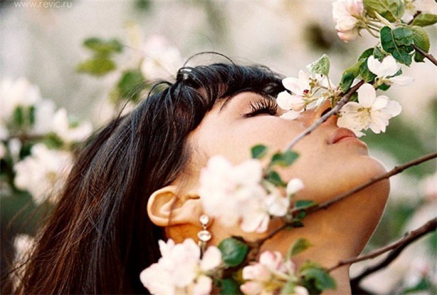 В воздухе пахнет травой. Девушка с весенними цветами. Женщина весной.