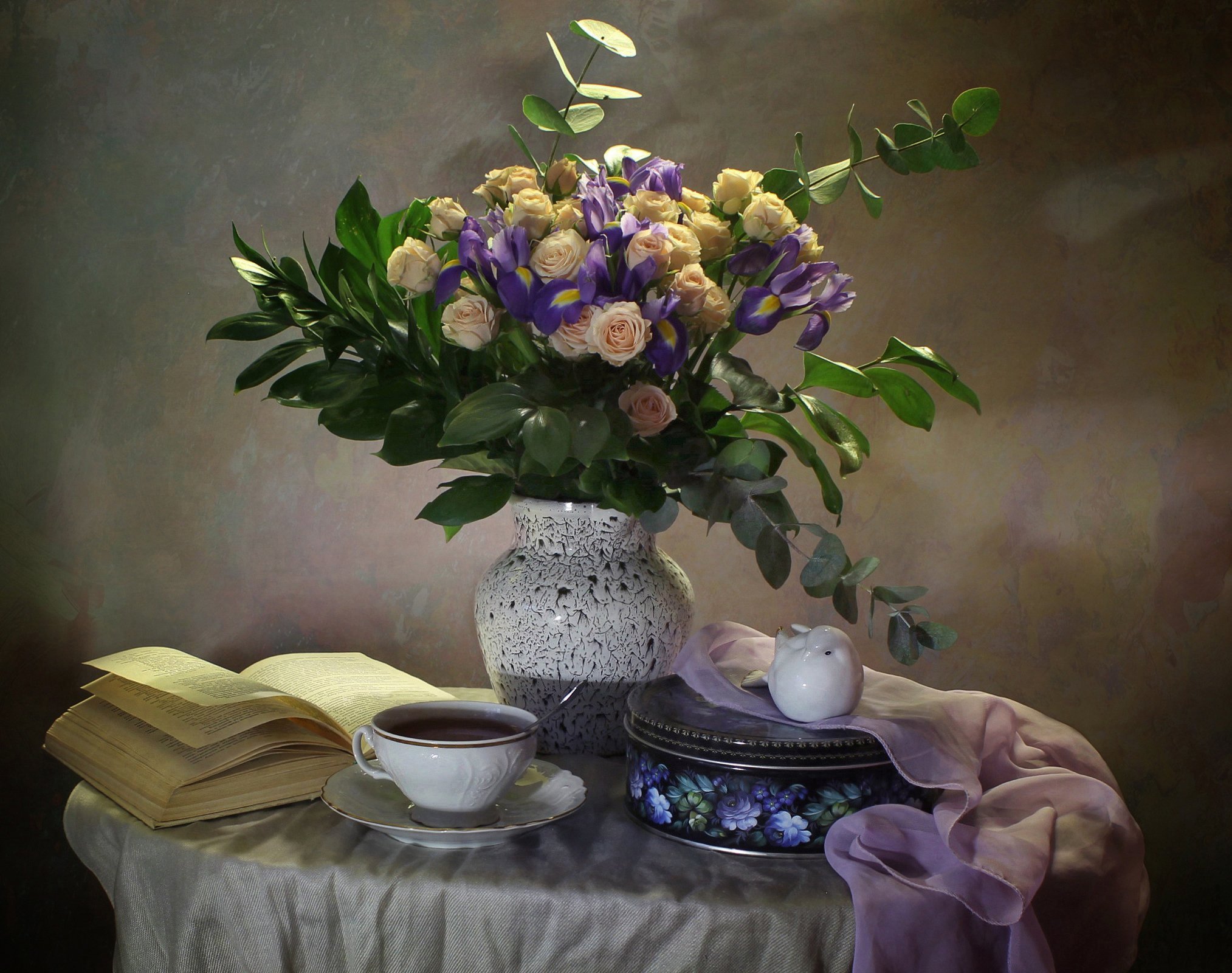 Добрый вечер весенние цветы. Фотонатюрморты Даши Никончук. Натюрморт с цветами. Цветы в вазе.