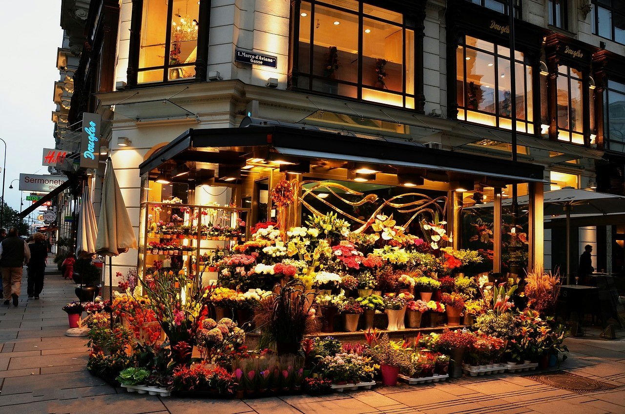 Красивый магазин цветов. Цветочный магазин в Европе. Самые красивые цветочные магазины. Цветочные магазины в Голландии. Ночные цветочные магазины
