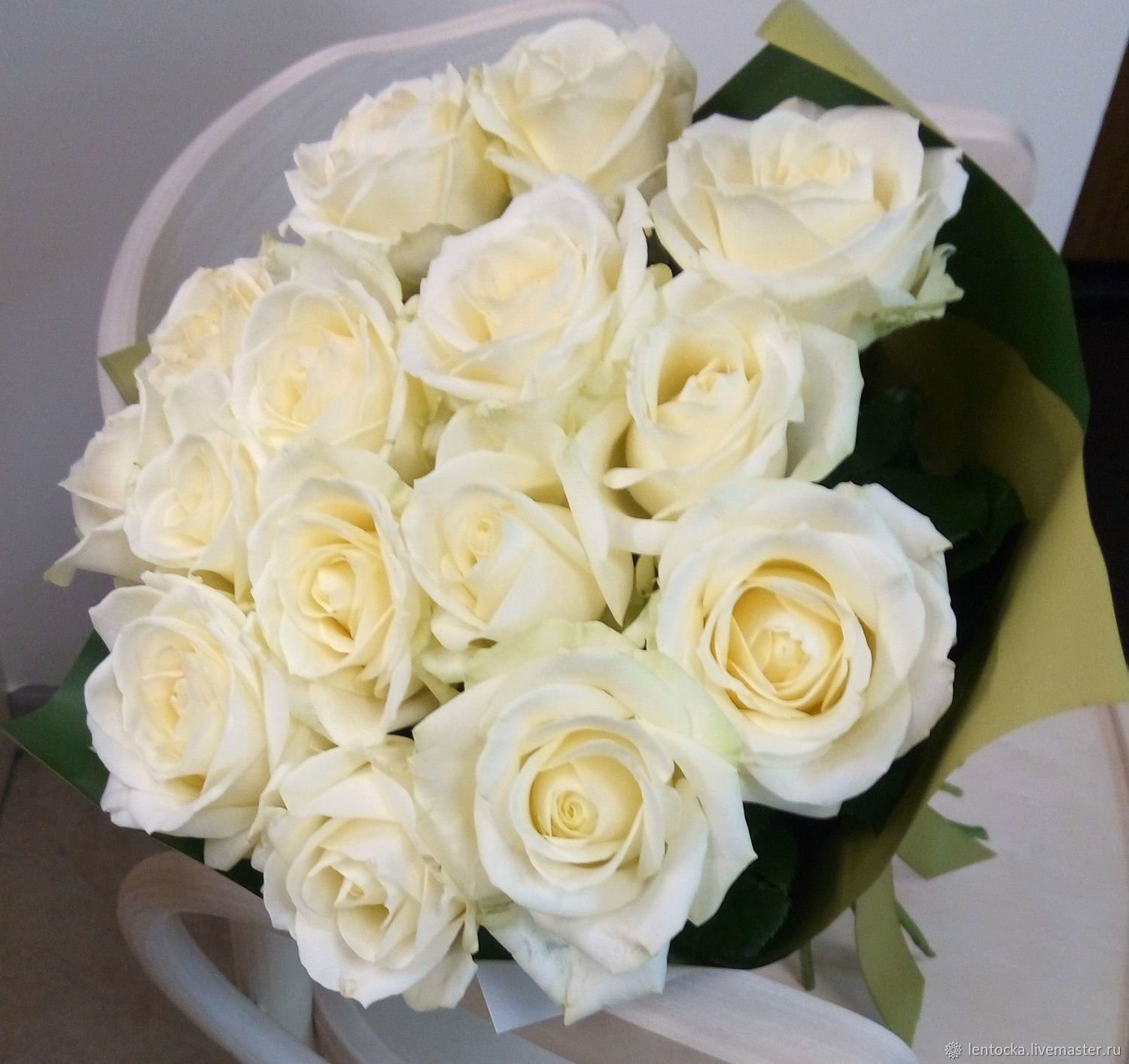Белые розы с буквой от 51 шт.
