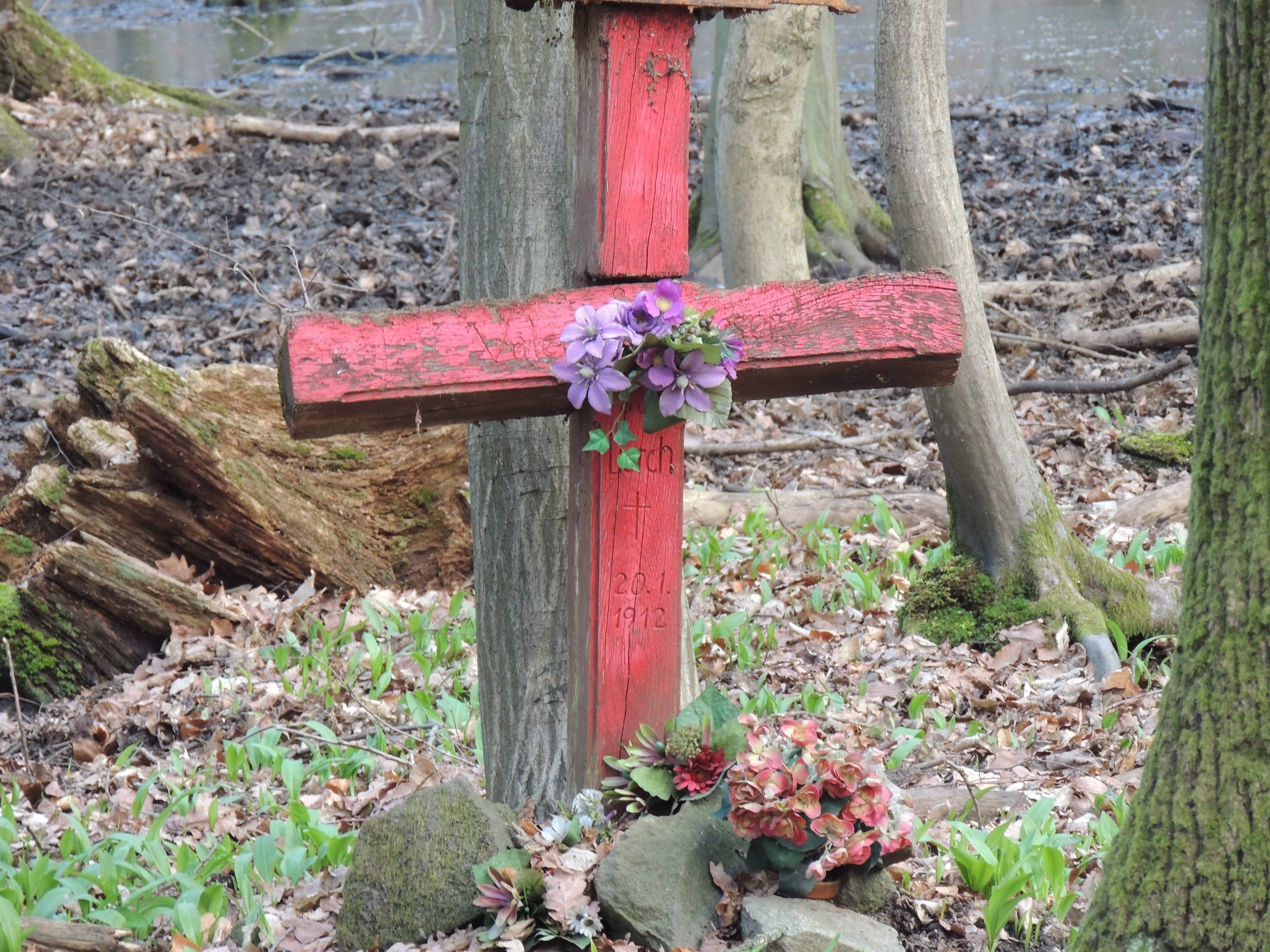 Полотенца на кладбище. Крест на могилу. Кладбищенский крест. Кладбищенские цветы. Цветы на могилу.