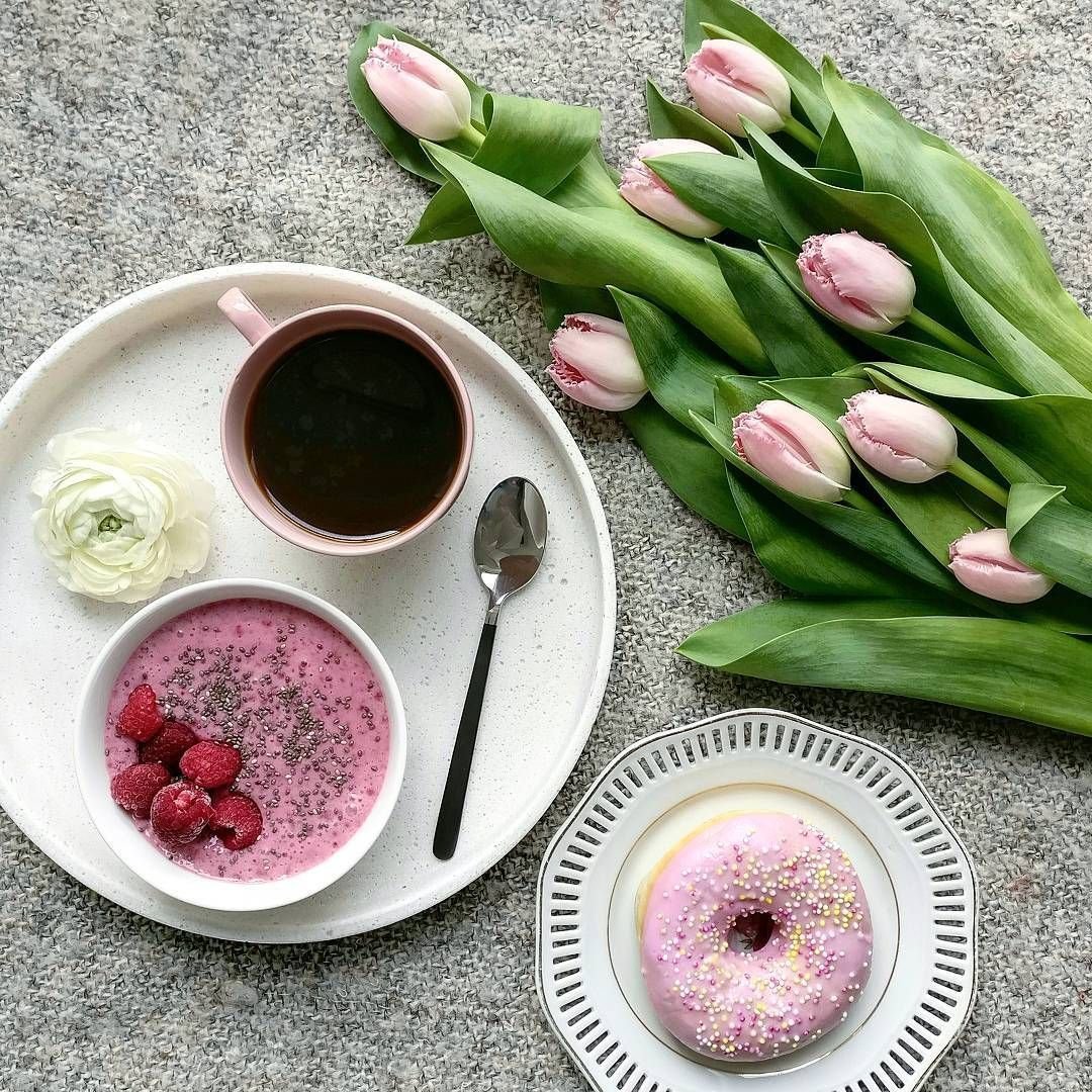 Цветные завтраки. Кофе и цветы. Завтрак цветы. Весенний завтрак. Завтрак с цветами.