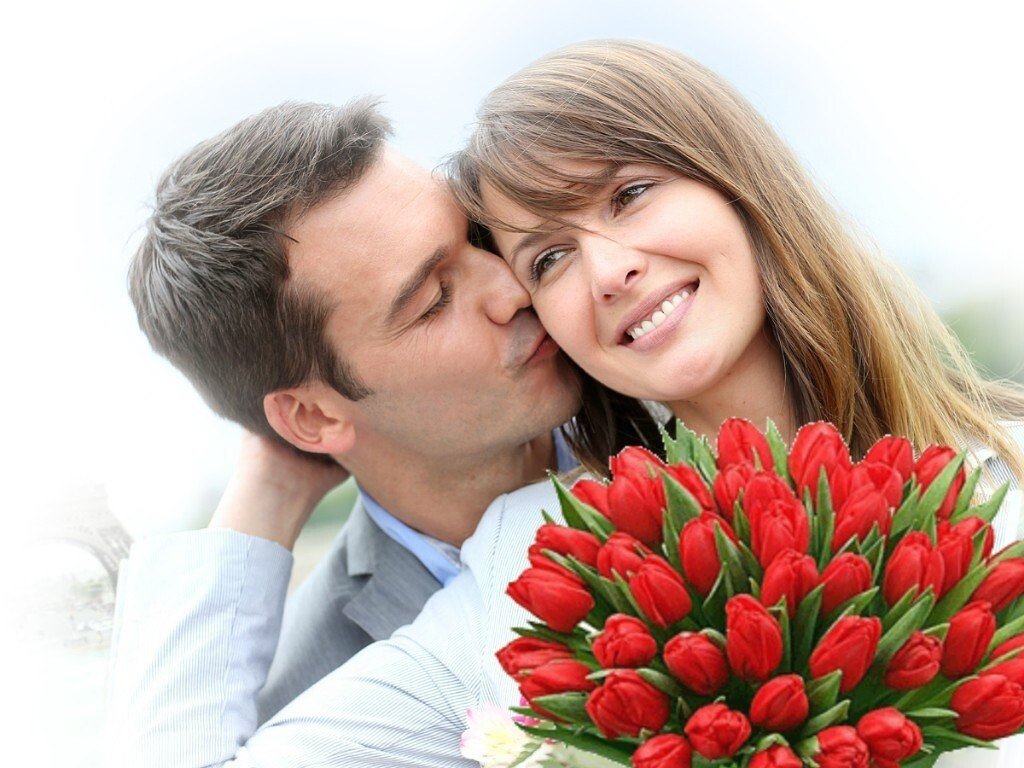 Девушка с букетом тюльпанов. Парень дарит цветы. Мужчина дарит цветы женщине. Парень дарит девушке цветы.