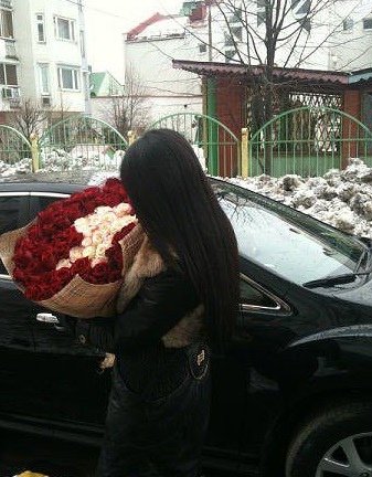Красивая брюнетка с цветами