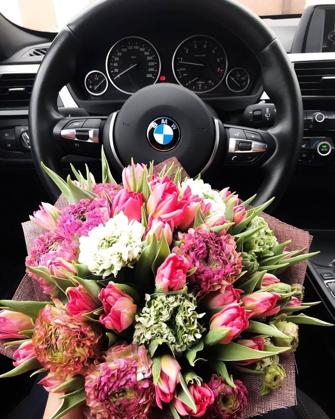 Букет цветов в машине - 65 фото