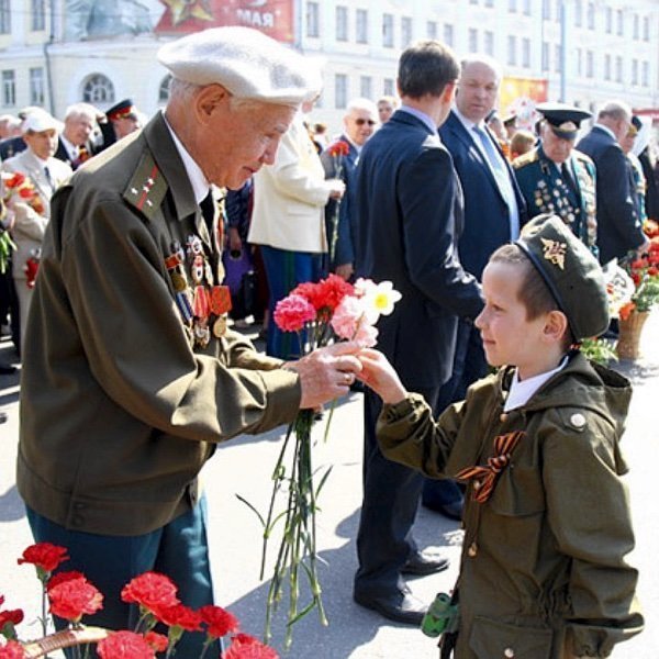 Ветеран с гвоздиками