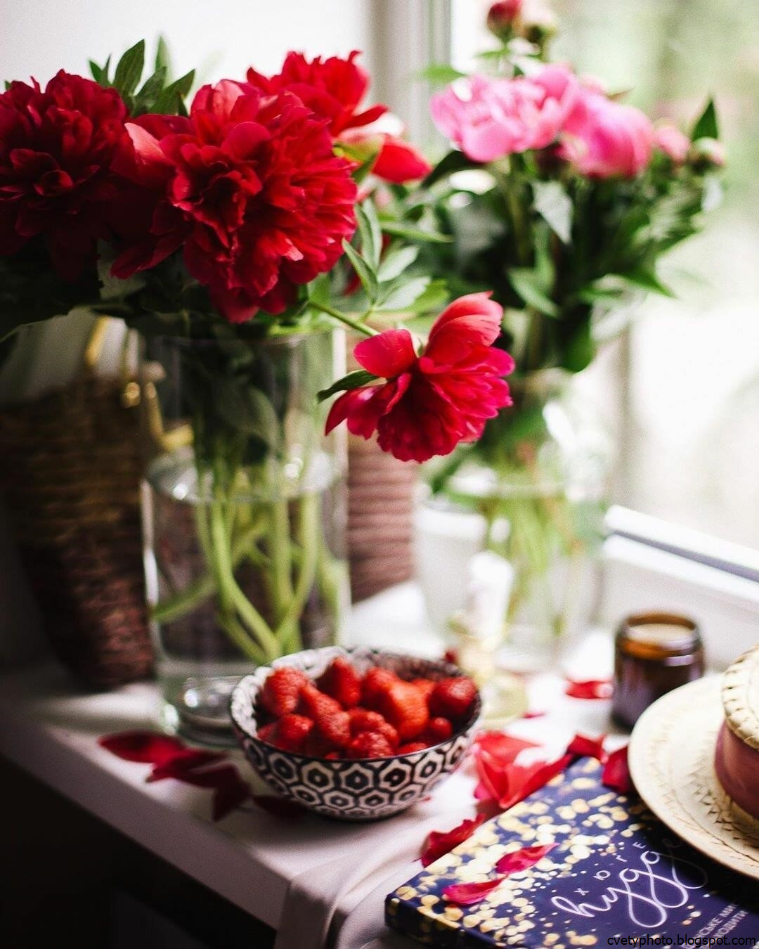 Картинка с цветами на столе. Цветы на столе. Цветы на кухонном столе. Букет цветов на столе. Столик для цветка.