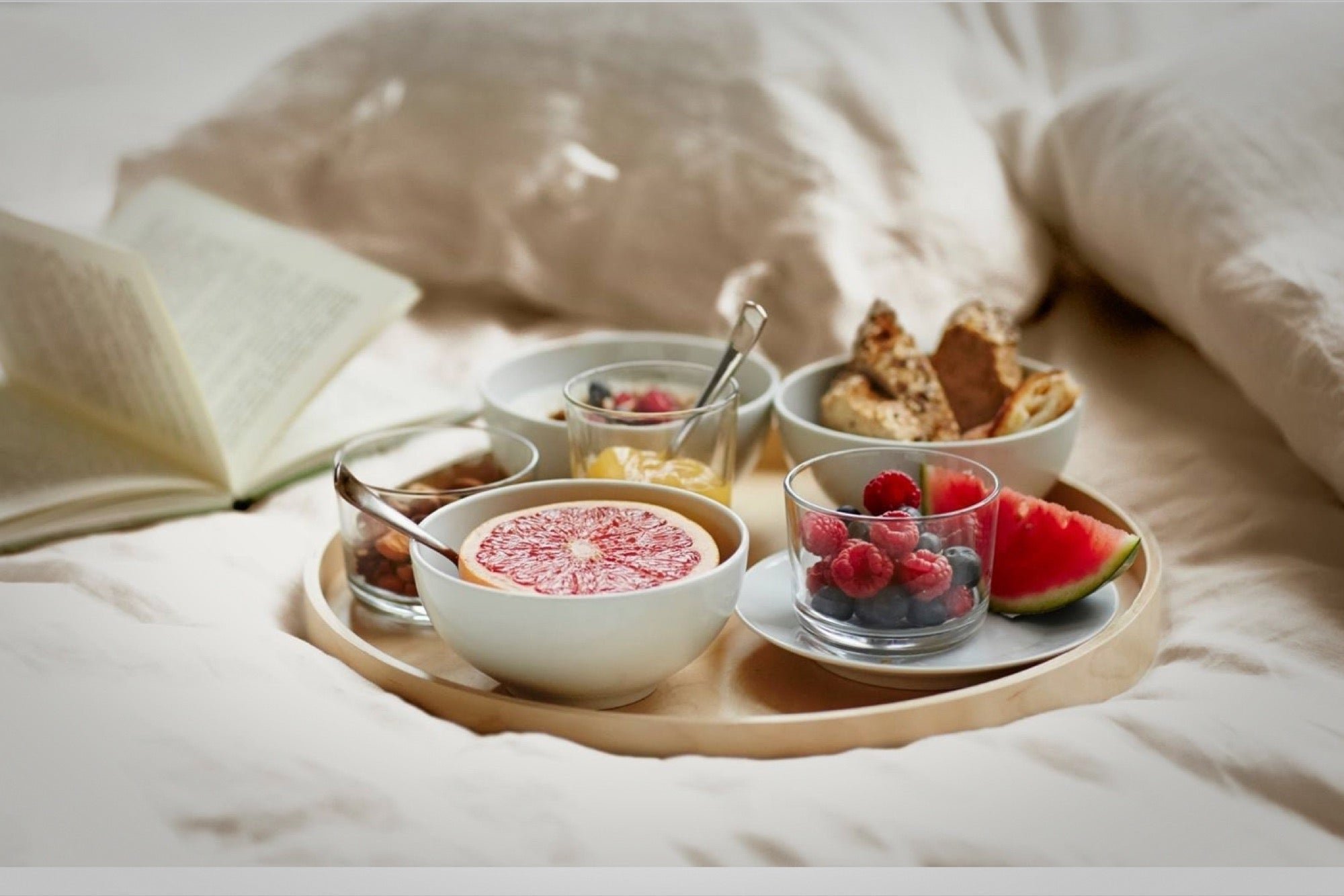 Нежное романтическое утро. Завтрак в постель. Романтическое утро. Поднос завтрак. Чай на завтрак.