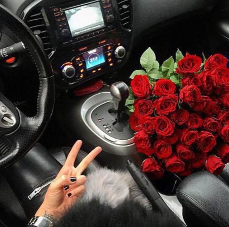 Букет роз в машине на сиденье