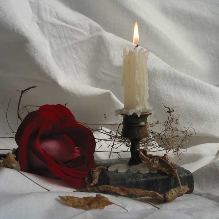 Скорбим фото со свечой 22.03. Траурная свеча. Цветы и свечи. Свеча скорби. Траурные свечи и цветы.