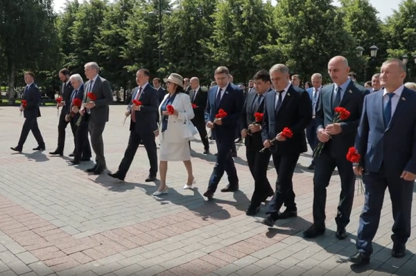Церемония возложения цветов к могиле неизвестного солдата