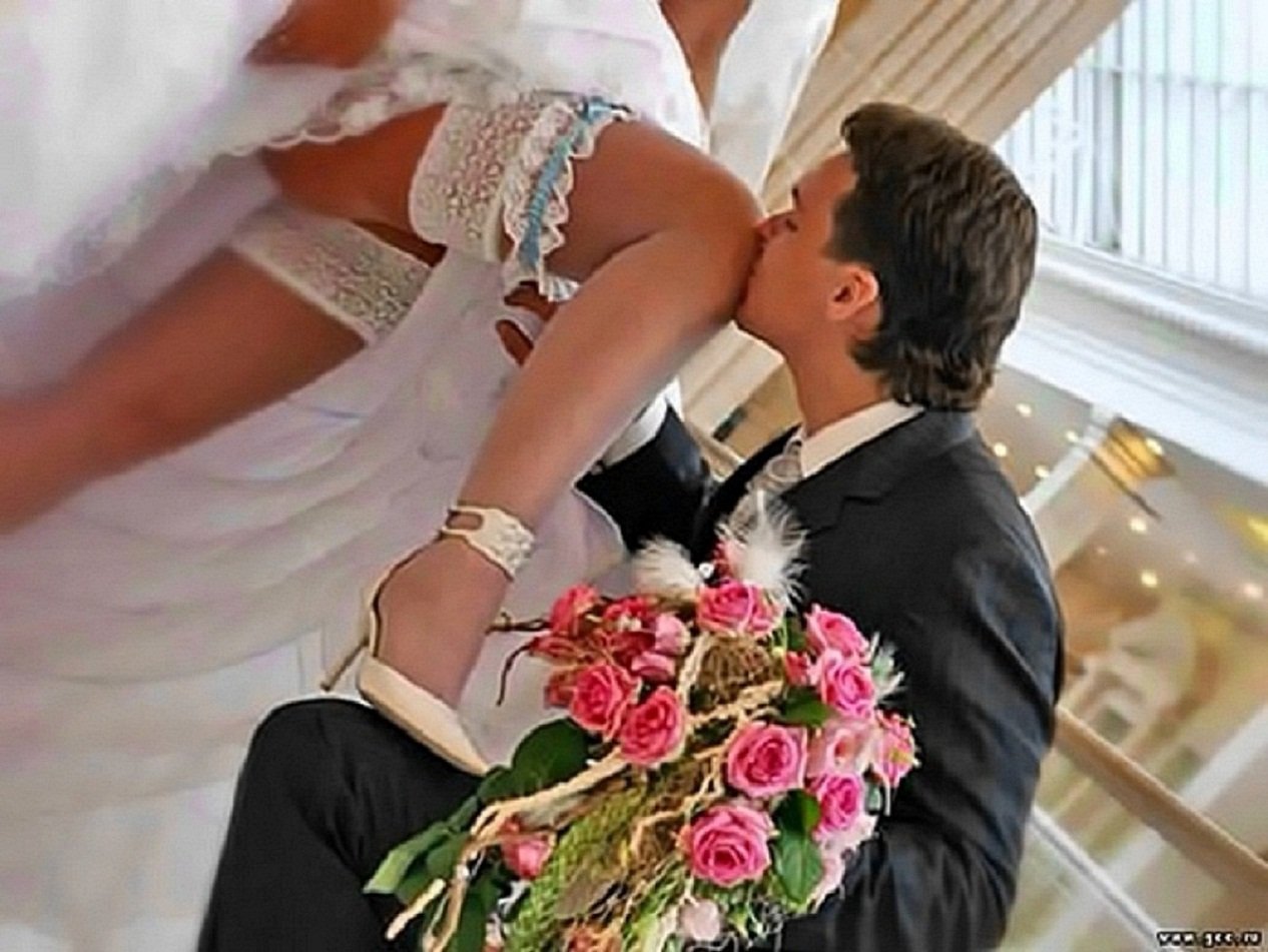 Целование ног. Под свадебным платьем. Невеста на руках у жениха. У невесты под платьем. Ноги невесты.