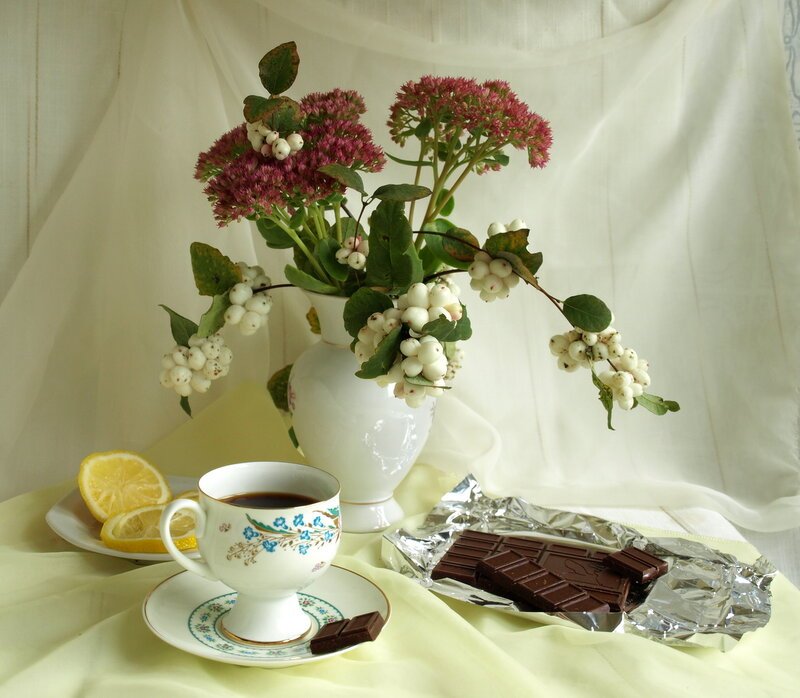 Доброе утро с кофе весенние с пожеланиями. Натюрморт с цветами и чашкой. Утренние цветы с пожеланиями. Натюрморты с пожеланиями доброго утра. Старинные открытки с добрым утром весенние.