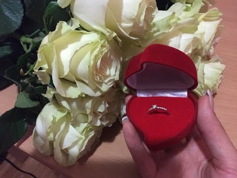 Подарок цветы и кольцо в коробочке