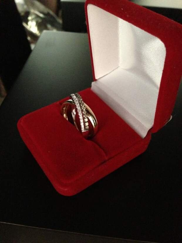 Получить кольцо в подарок. Кольцо в коробочке. Подарок кольцо девушке. Кольцо в коробочке для предложения. Золотое кольцо в коробочке.