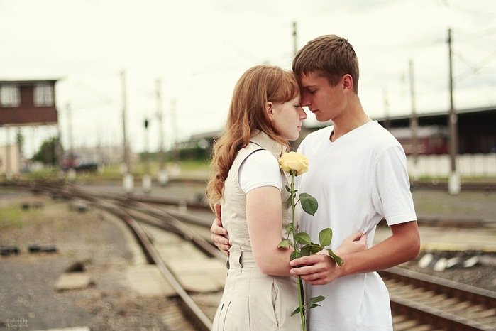 Просто двое бывших. Парень встретил девушку. Встреча на вокзале влюбленных. Встреча на вокзале с цветами. Вокзал для двоих.