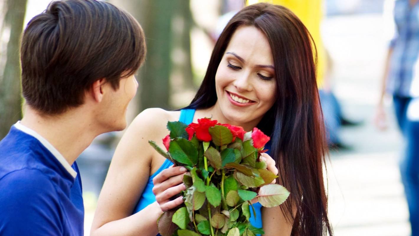Как реагировать на подаренные цветы. Мужчина дарит цветы женщине. Букет цветов для женщины. Девушке дарят цветы. Парень дарит девушке цветы.