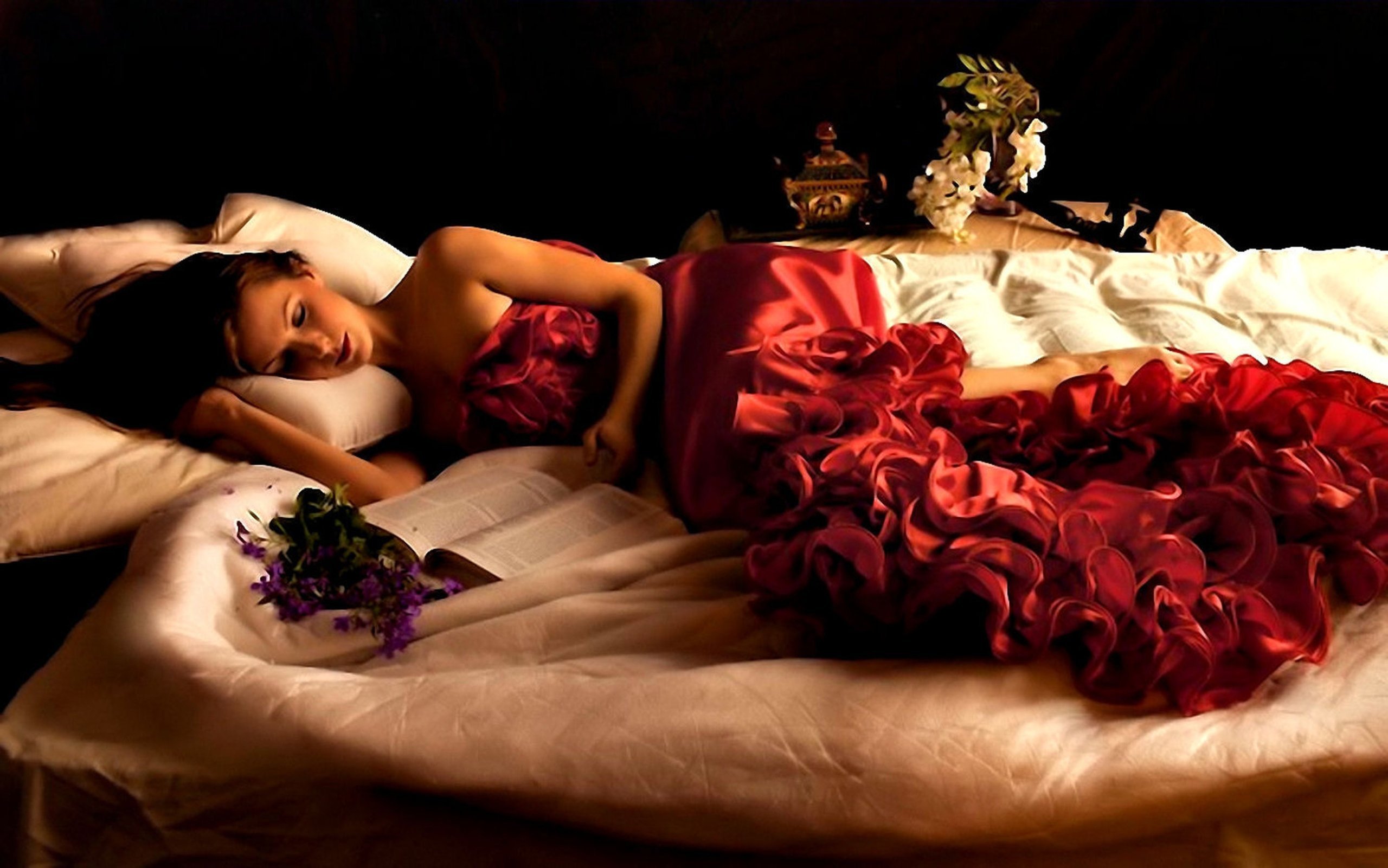 Любимая спи видео. Девушка в постели с цветами. Романтическая девушка.