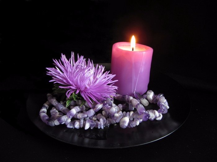 Добрый вечер свечи. Фиолетовые свечи. Цветы и свечи. Цветочные свечи. Добрый вечер со свечами.