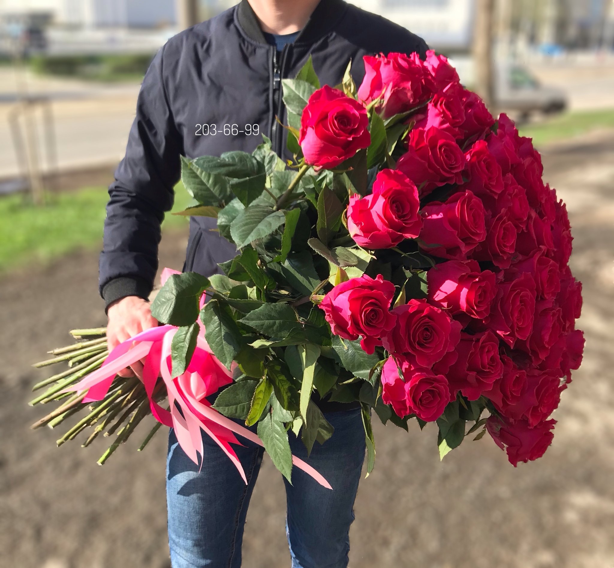 Где в москве дарят цветы. Букет цветов для мужчины. Огромный букет цветов. Мужчина с букетом роз. Букет из 51 розы.