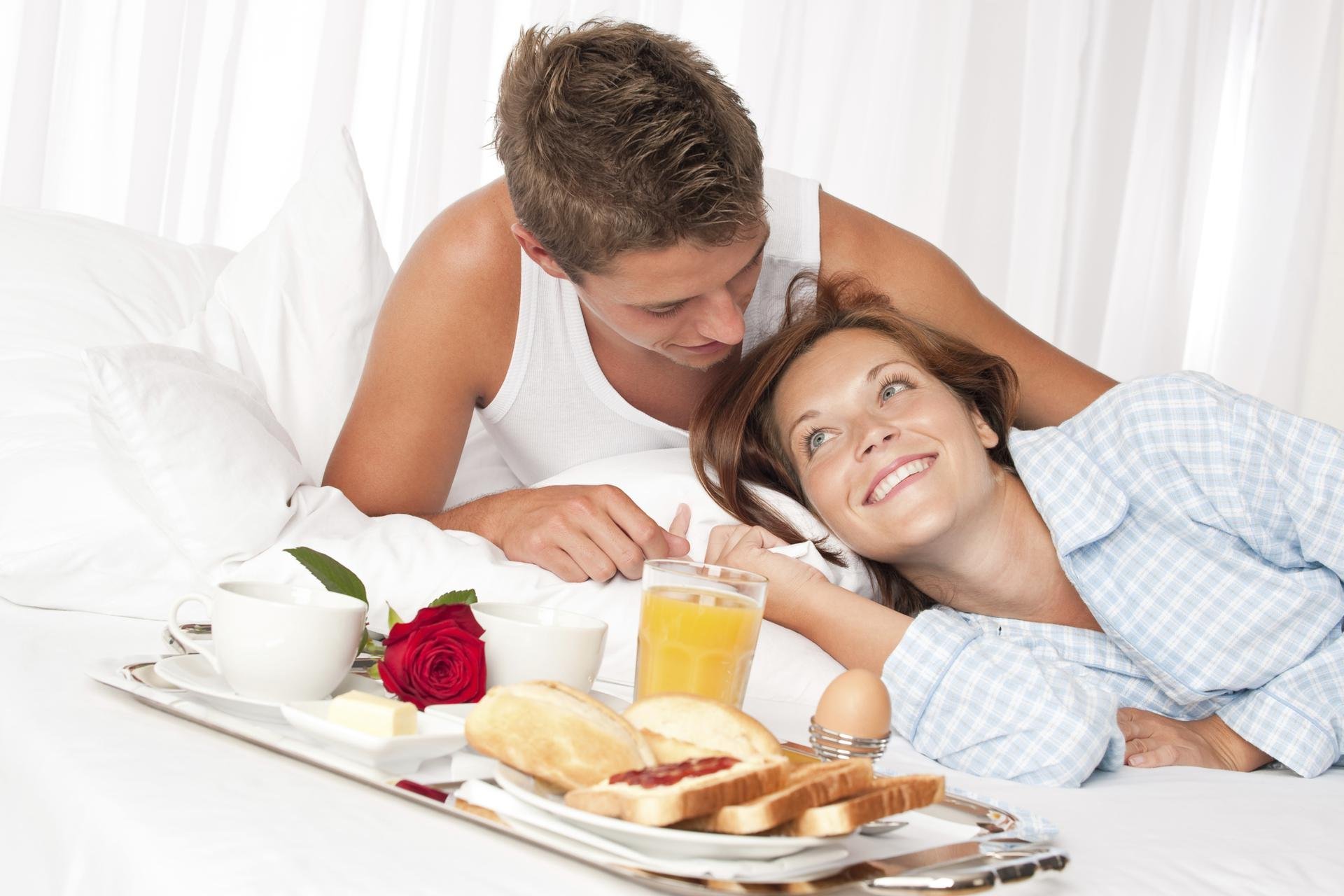 Принести завтрак в постель. Завтрак в постель. Завтрак в постель для любимой. Завтрак в постель мужчине. Романтический завтрак в постель.