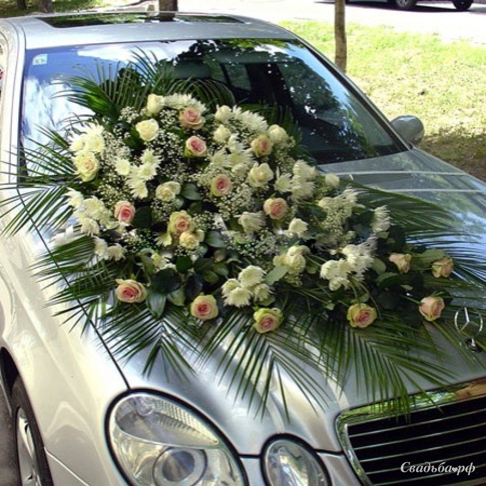 Поноо. Букет цветов в машине. Машина с цветами. Украшение машины цветами. Свадебные украшения на машину.
