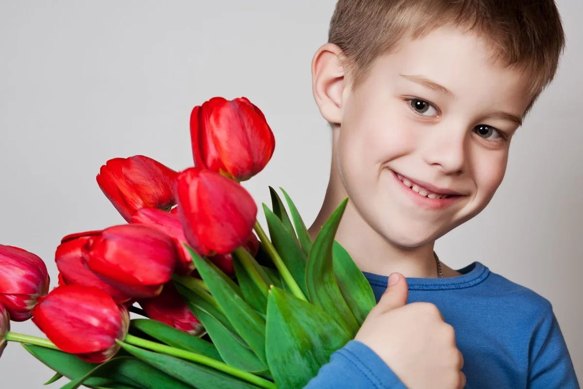 Мальчики поздравили девочек с праздником. Мальчик с цветами. Тюльпан для детей. Мальчик с цветком. Мальчик с тюльпанами.