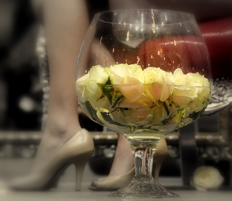 Шампанское и розы 54 глава. Цветы в бокале. Красивые цветы в бокале. Красивые фужеры с цветами.