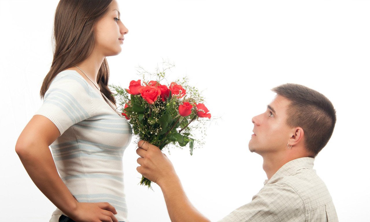 Мужчина дарит цветы женщине. Девушке дарят цветы. Дарит цветы на коленях. Сонник мужчина дарит