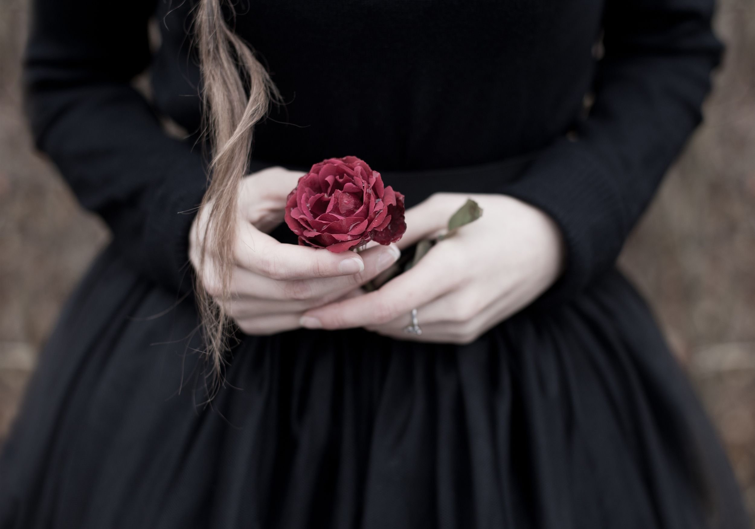 Принцесса руки. Цветы в руках у девушки. Девушка с розой в руках. Девушка с черной розой.