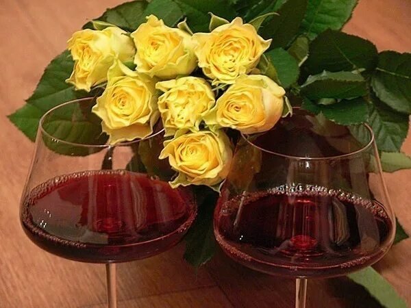Цветы и вино вечером даме