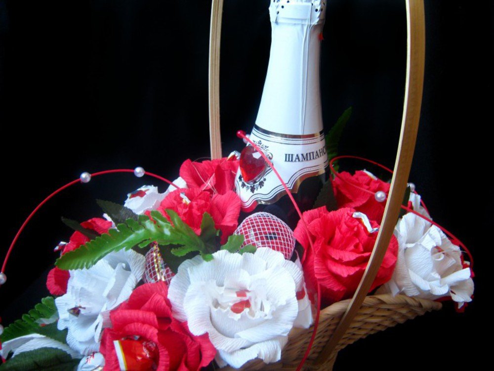 Шампанское и розы 34 экстра глава. Цветы с конфетами. Цветы и шампанское. Шампанское и конфеты. Букет цветов и шампанское.