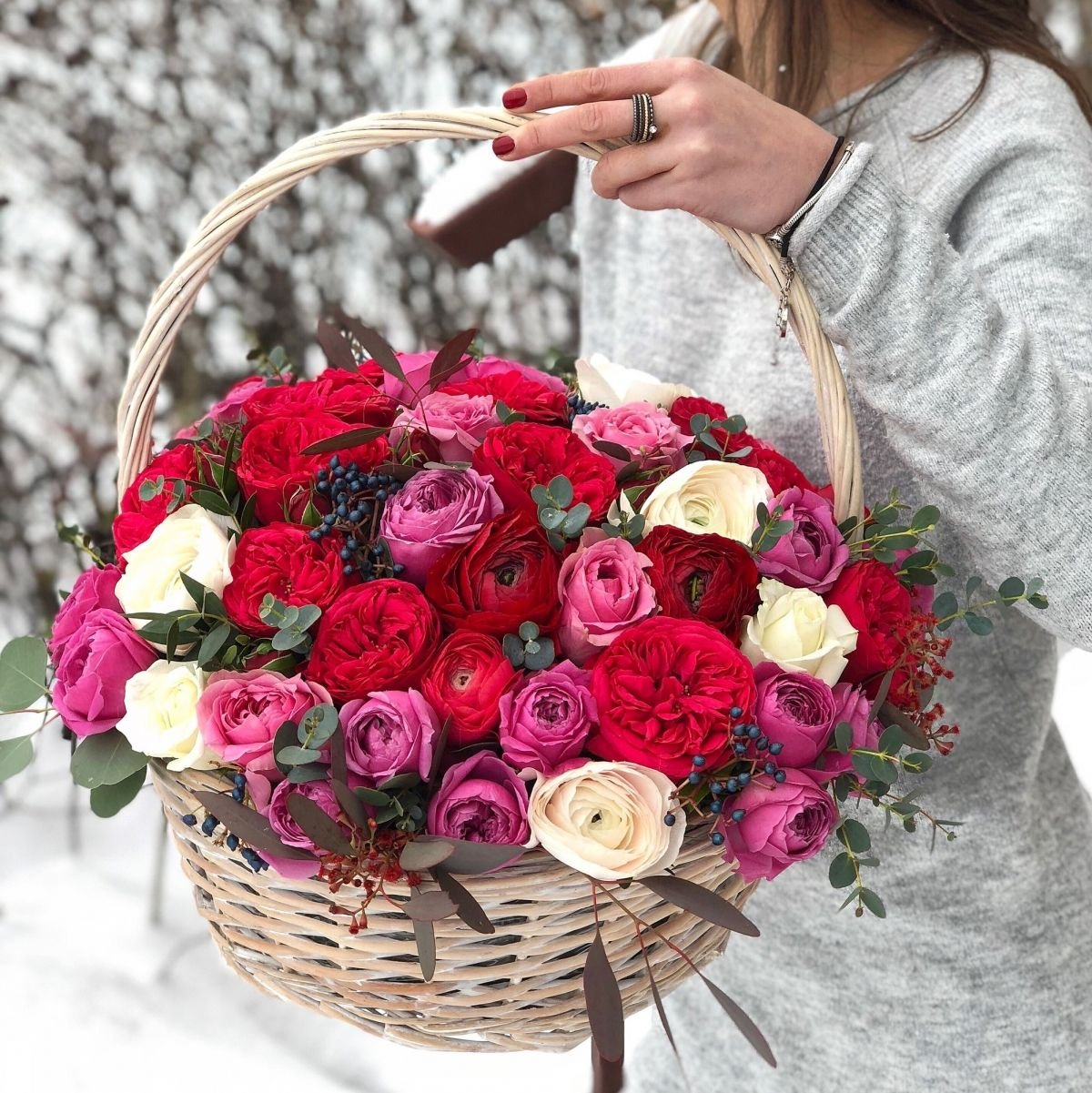 Хочу цветы и подарки. Корзина с цветами. Букет цветов в корзине. Корзина роз. Корзинка с розами.