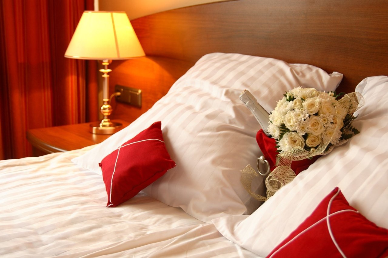 День рождение в постели. Цветы на кровати. Букет роз на постели. Букет роз на кровати. Цветы на кровати в отеле.