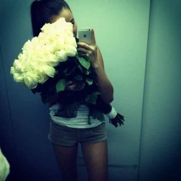 Девушка с розой в темноте