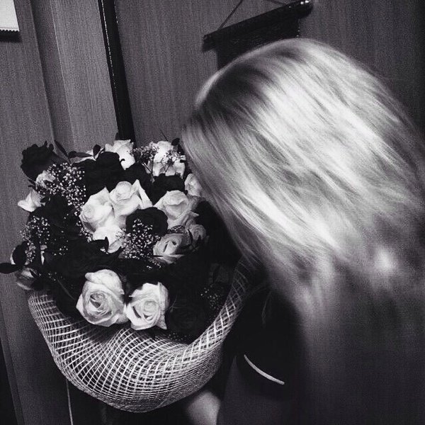 Букет цветов в доме без лица