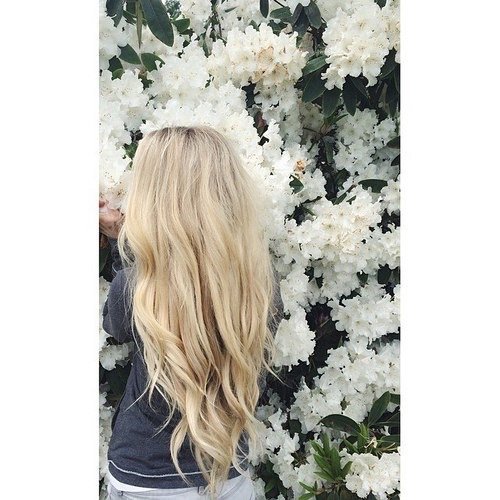 Блондинка с букетом роз