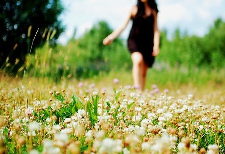 Девушка в поле со спины