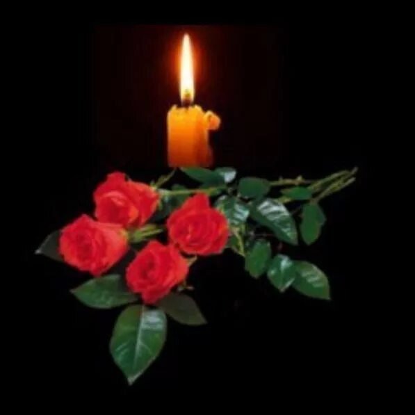 Поминальная свеча и цветы