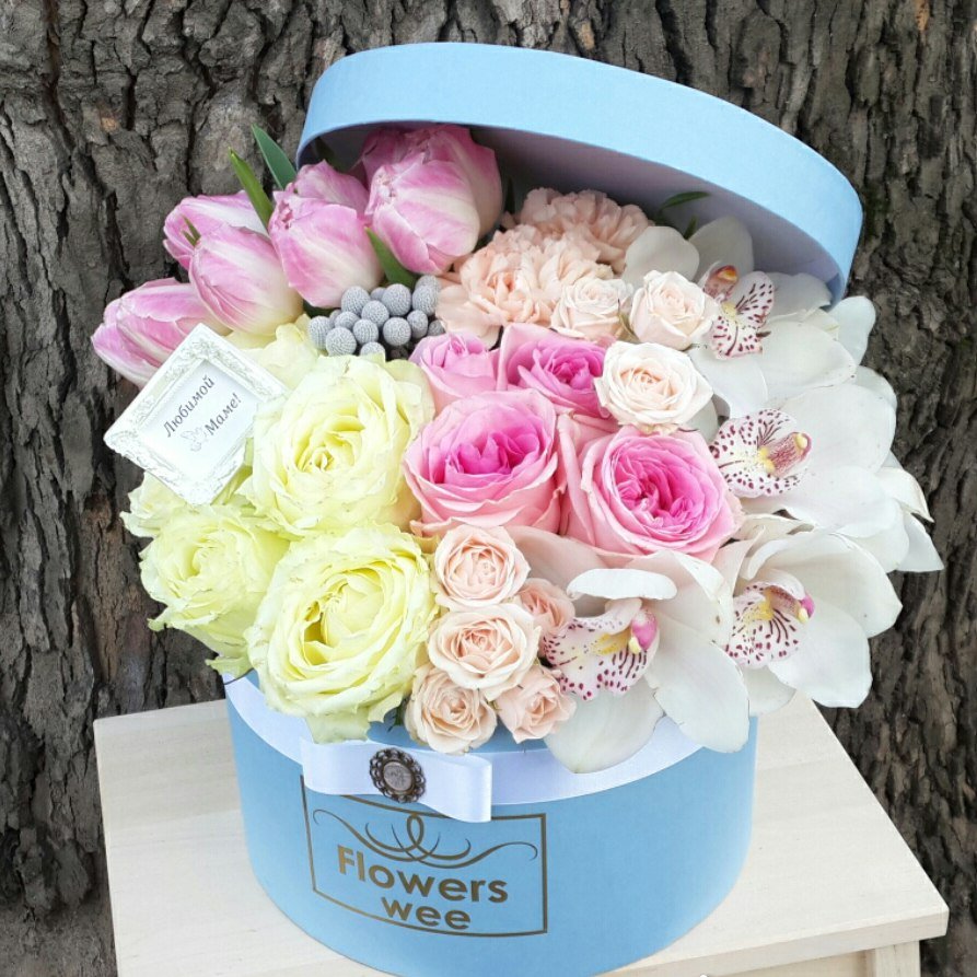 С днем рождения женщине цветы в коробке. Цветы в коробке. Коробка для цветов. Красивые коробки с цветами. Букеты цветов в коробках.