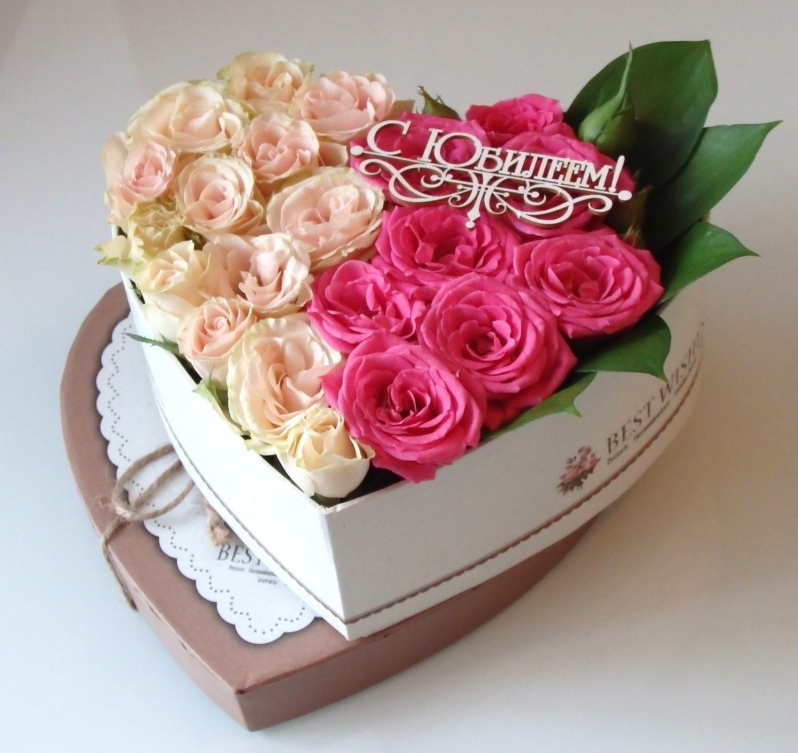 С днем рождения женщине цветы в коробке. Цветы в коробке. Розы в коробке. Красивый букет цветов в коробке. Розы в коробочке.
