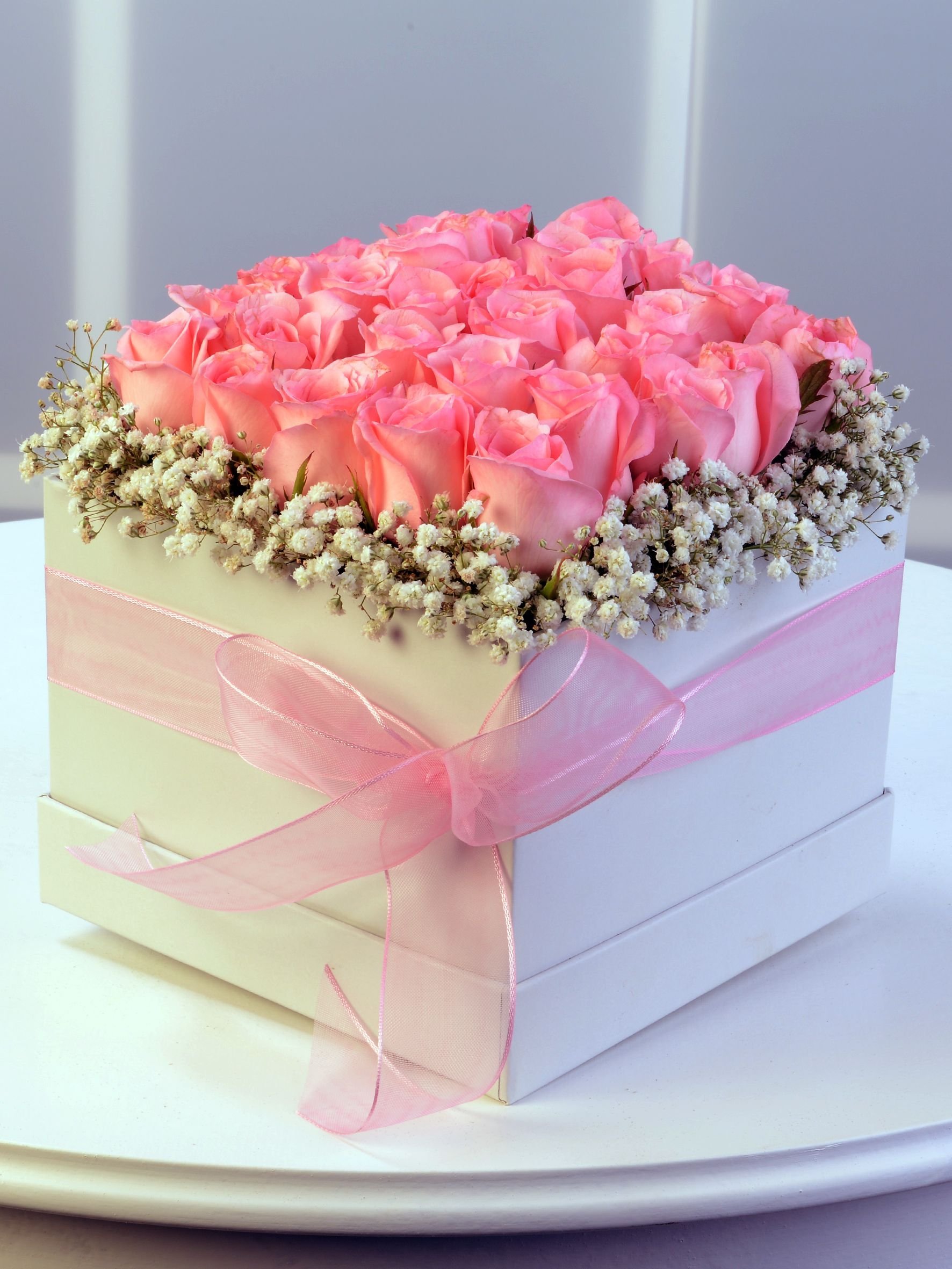 С днем рождения женщине цветы в коробке. Коробка для цветов. Цветы в коробочке. Красивые коробки с цветами. Красивый букет цветов в коробке.