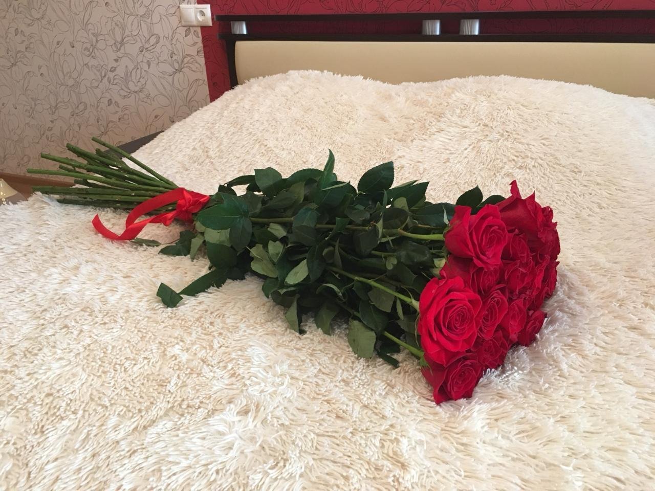 Photo with flowers in bed. Фото с цветами в кровати.